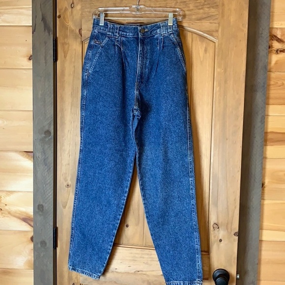 Vintage Chic mom / high rise denim jeans with pleat front & no back pockets - Picture 8 of 14